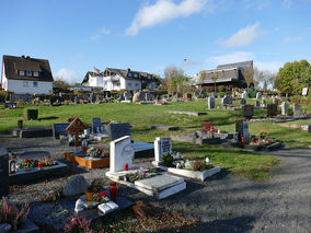 Segnung der Gräber auf dem Friedhof in Naumburg (Foto: Karl-Franz Thiede)